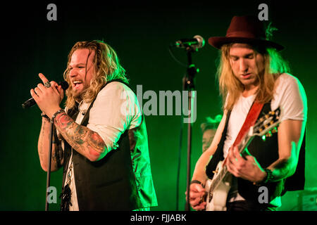 Nathan James auf Lead-Vocals & Andreas Eriksson auf Lead-Gitarre (Inglorious) Stockfoto