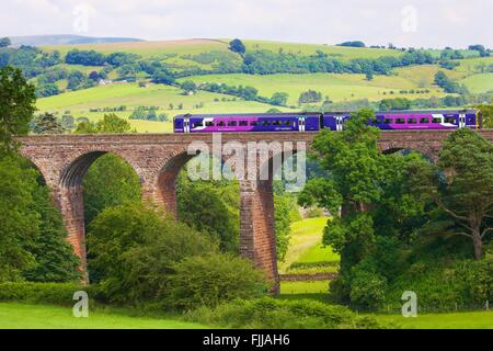 Machen Sie es sich Carlisle Bahnstrecke. Sprinter Diesel Personenzug überfahren trocken Beck Viadukt, Eden Valley, Cumbria, England. Stockfoto