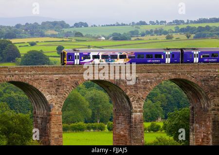 Machen Sie es sich Carlisle Bahnstrecke. Sprinter Diesel Personenzug überfahren trocken Beck Viadukt, Eden Valley, Cumbria, England. Stockfoto