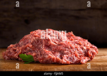 Köstliche Hackfleisch Cevapcic oder Micii mit Pfeffer, Rosmarin, Petersilie und Knoblauch Stockfoto