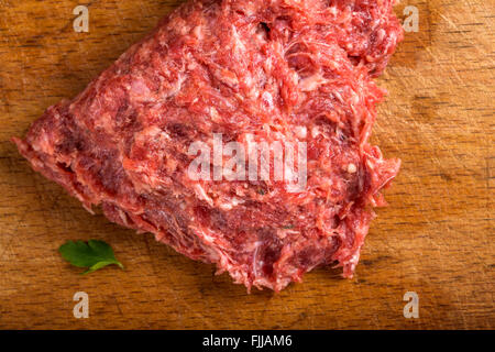 Köstliche Hackfleisch Cevapcic oder Micii mit Pfeffer Rosmarin Petersilie und Knoblauch Stockfoto