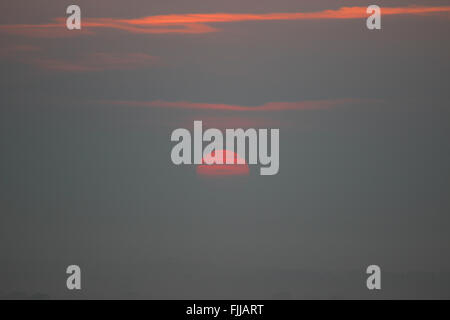 Sonnenaufgang über dem Cheshire in Richtung Beeston Burg von Borras Kopf Wrexham Stockfoto