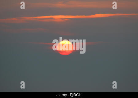 Sonnenaufgang über dem Cheshire in Richtung Beeston Burg von Borras Kopf Wrexham Stockfoto