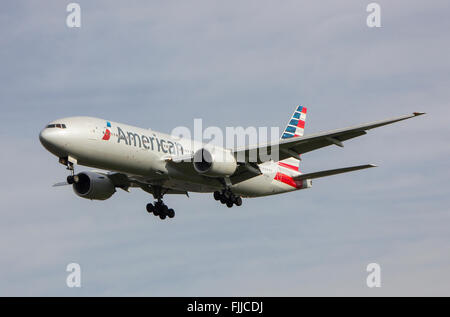 American Airlines Boeing 777 landet auf dem Flughafen Heathrow LHR Stockfoto