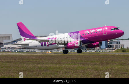 Airbus A320 Wizzair Airlines am LTN Flughafen London Luton Stockfoto