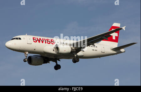 Airbus A319 Swiss Airlines landet auf dem Flughafen Heathrow LHR Stockfoto