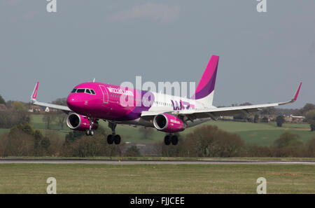 Airbus A320 Wizzair Airlines am LTN Flughafen London Luton Stockfoto