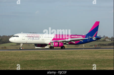 Airbus A320 Wizzair Airlines am LTN Flughafen London Luton Stockfoto