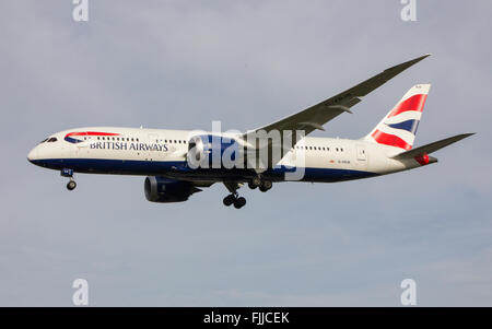 Boeing 787 Dreamliner British Airways Airlines landet auf dem Flughafen Heathrow LHR Stockfoto