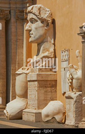 Palazzo dei Conservatori, bleibt der Statue von Kaiser Constantine II, Hof, Capitoline Museum. Rom. Lazio, Italien. Stockfoto