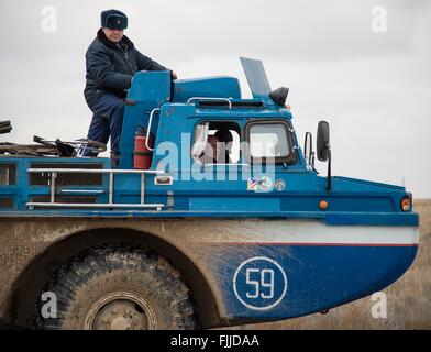 Ein russische ATV-Transporter bringt amerikanischen Astronaut Scott Kelly an den Erholung-Hubschrauber nach der Landung an Bord der russischen Sojus TMA - 18M-Sonde 2. März 2016 in Zhezkazgan, Kasachstan. Kelly zurück mit Besatzung Mate Kosmonaut Mikhail Kornienko nach Abschluss einer internationalen Raumstation Rekord einjährigen Mission zusammen mit anderen Kosmonaut Sergej Wolkow, der sechs Monate auf der Station verbracht. Stockfoto