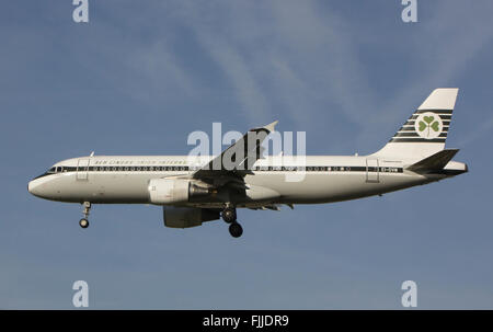 Airbus A320 von Aer Lingus Irish Airlines landet auf LHR London Heathrow Airport in Retro-Airline Farbschema Stockfoto