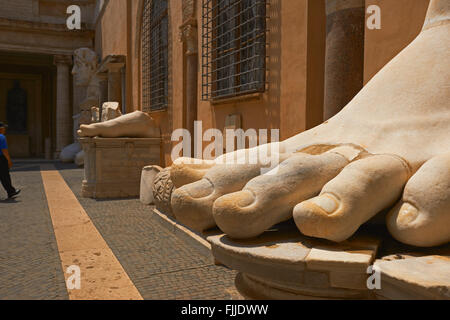 Palazzo dei Conservatori, bleibt der Statue von Kaiser Constantine II, Hof, Capitoline Museum. Rom. Lazio, Italien. Stockfoto