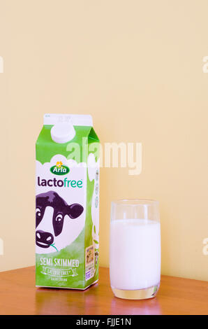 Arla Lactofree Laktose freien Semi entrahmter Milch trinken Stockfoto