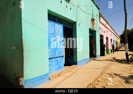 Bunte Geschäfte in einer Straße von Axum (oder Aksum), Tigray Region, Äthiopien Stockfoto