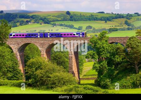 Machen Sie es sich Carlisle Bahnstrecke. Sprinter Diesel Personenzug überfahren trocken Beck Viadukt, Eden Valley, Cumbria, England. Stockfoto