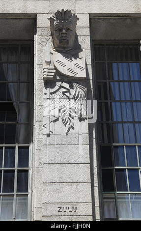 Stammes-Abbildung auf der historischen Art Deco gegenseitige Lebensversicherung Gebäude in Kapstadt Stockfoto