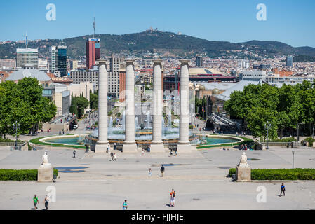 Blick vom nationalen Kunstmuseum von Katalonien auf Avinguda De La Reina Maria Cristina, Barcelona, Spanien Stockfoto