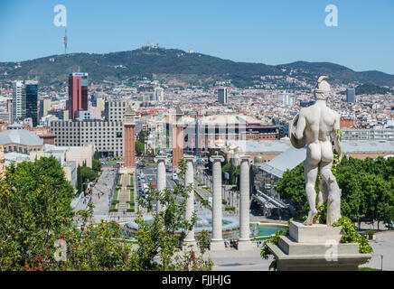 Blick vom nationalen Kunstmuseum von Katalonien auf Avinguda De La Reina Maria Cristina, Barcelona, Spanien Stockfoto