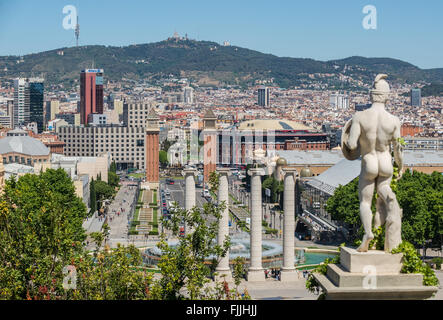 Blick vom nationalen Kunstmuseum von Katalonien auf Avinguda De La Reina Maria Cristina, Barcelona, Spanien Stockfoto