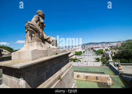 Blick vom nationalen Kunstmuseum von Katalonien auf Avinguda De La Reina Maria Cristina, Barcelona, Spanien Stockfoto