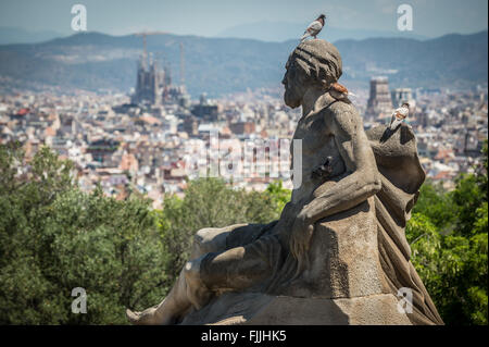 Statue vor nationalen Kunstmuseum von Katalonien, Barcelona, Spanien. Sagrada Familia auf Hintergrund Stockfoto