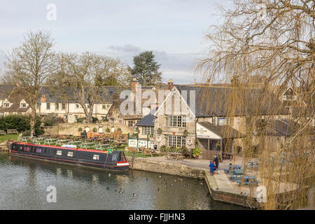 Der Oberlauf der Themse Navigation und die Cotswold Stadt von Lechlade auf Thames, Oxfordshire, England, UK Stockfoto