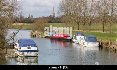 Der Oberlauf der Themse in der Nähe von St John Lock und Cotswold Stadt von Lechlade auf Thames, Oxfordshire, England, UK Stockfoto