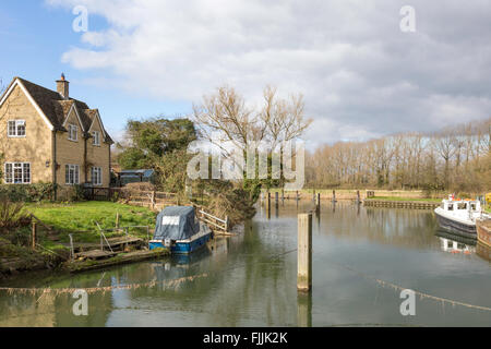 Buscot Schleuse und Wehr auf dem River Thames, Oxfordshire, England, UK Stockfoto