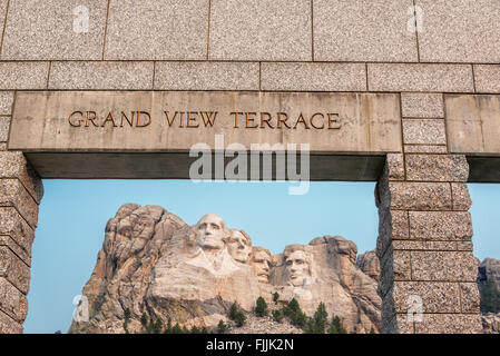 Blick auf Mount Rushmore National Memorial und dem Eingang zum Grand View Terrace Stockfoto