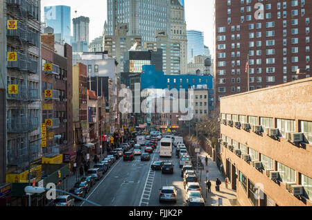 Vogelperspektive Blick auf eine Straße und Straße in Chinatown in New York City. Stockfoto