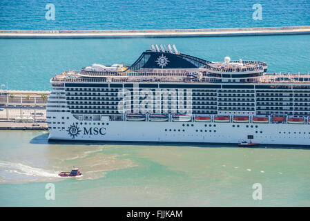 MSC-Kreuzfahrtschiff im Hafen von Barcelona, Spanien Stockfoto