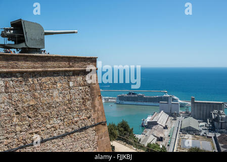 alte Kanone in der alten Militärfestung Montjuic Burg (Castillo de Montjuich) auf jüdischen Berg in Barcelona, Spanien Stockfoto