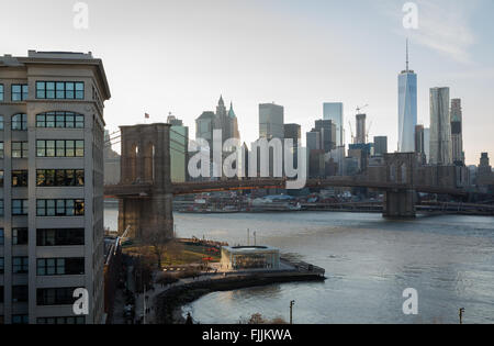 Blick über Dumbo, Brooklyn, in Richtung East River, Brooklyn Bridge und die Skyline Manhattans Financial District. Stockfoto