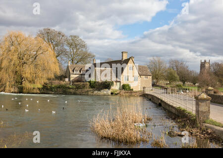 Fairford Mill auf den Fluss Coln in Cotswold Markt Stadt Fairford, Gloucestershire, England, Großbritannien Stockfoto