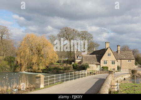 Fairford Mill auf den Fluss Coln in Cotswold Markt Stadt Fairford, Gloucestershire, England, Großbritannien Stockfoto