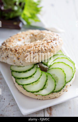 Alles Bagels mit Frischkäse und Gurke Stockfoto