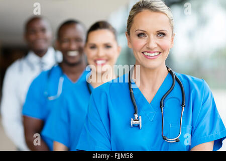 Gruppe von glücklich Ärztinnen und Ärzte in einer Reihe Stockfoto