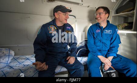 US-amerikanischer Astronaut Scott Kelly spricht mit NASA Fliegerarzt Steve Gilmore an Bord einen russischen MI-8 Hubschrauber nach seiner Landung an Bord der russischen Sojus TMA - 18M-Sonde 2. März 2016 in Zhezkazgan, Kasachstan. Kelly zurück mit Besatzung Mate Kosmonaut Mikhail Kornienko nach Abschluss einer internationalen Raumstation Rekord einjährigen Mission zusammen mit anderen Kosmonaut Sergej Wolkow, der sechs Monate auf der Station verbracht. Stockfoto