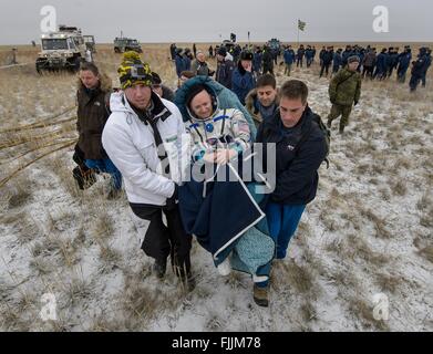 US-amerikanischer Astronaut und Expedition 46 Kommandant Scott Kelly von der NASA, wird durchgeführt, um die medizinischen Zelt Minuten nach der Landung an Bord der Sojus TMA - 18M-Sonde in einer abgelegenen Gegend 2. März 2016 in der Nähe von Zhezkazgan, Kasachstan.  Kommandant Scott Kelly der NASA und der russischen Kosmonauten Mikhail Kornienko von Roskosmos sicher zurück nach Abschluss einer internationalen Raumstation Rekord Jahre währenden Mission und Sergey Volkov kehrt nach sechs Monaten auf der Station. Stockfoto