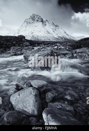 A getönten B&W Bild von den Fluss Coupalls mit dem schneebedeckten Gipfel des Buachaille Etive Mor in der Ferne Stockfoto