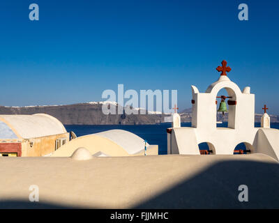 Charakteristischen Blick auf die berühmte Stadt Thira auf der Insel Santorin und der Glockenturm der alten Kirche. Stockfoto