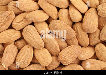 Essen Hintergrund - große geschälte gebratene gesalzene Mandeln willkürlich aufgestellt Stockfoto