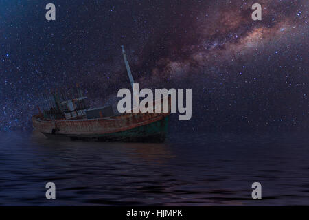 Die gestrandeten Schiff unter Sternenhimmel mit eindeutig Milchstraße Stockfoto