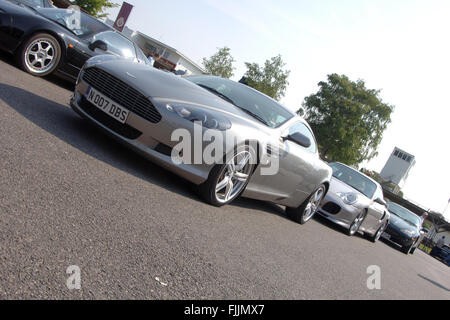 Super Oldtimer in einem Goodwood Breakfast Club treffen, Aston Martin DBS Stockfoto