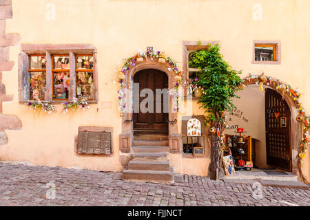 Typisches Geschäft in Riquewihr, Elsass, Haut-Rhin, Frankreich, Europa Stockfoto