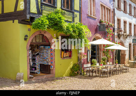 Typische Shop und Restaurant in Riquewihr, Elsass, Haut-Rhin, Frankreich, Europa Stockfoto