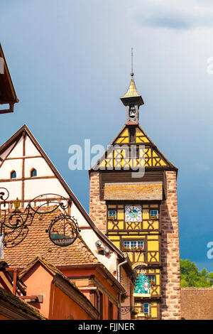 Typische elsässische Architektur, Turm Dolder in Riquewihr Elsass Haut-Rhin-Frankreich. Stockfoto