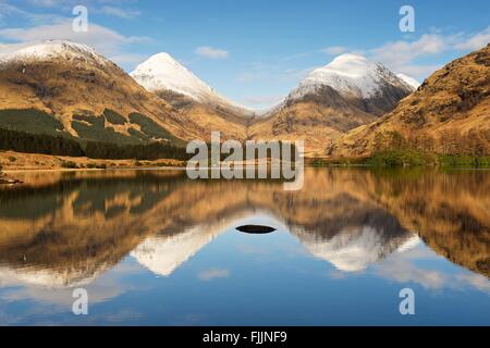 Ein Farbbild, aufgenommen an den Ufern des man Urr mit Blick bis zu den Gipfeln Buachaille Etive Mor und Buachaille Etive Beag Stockfoto