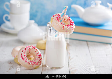 Gebackene Donuts mit rosa Glasur Stockfoto